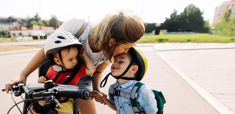 Mamma con bambini in bici