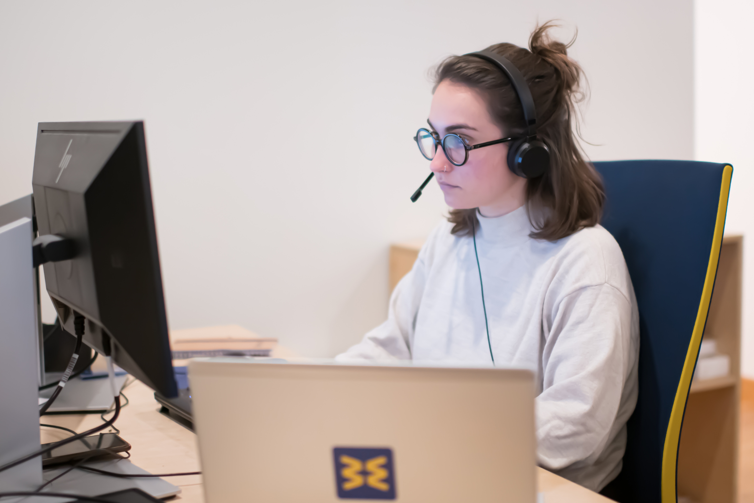 Ragazza che lavora davanti al computer in Banca Etica