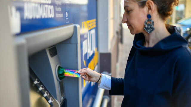 Ragazza con carta di debito allo sportello ATM