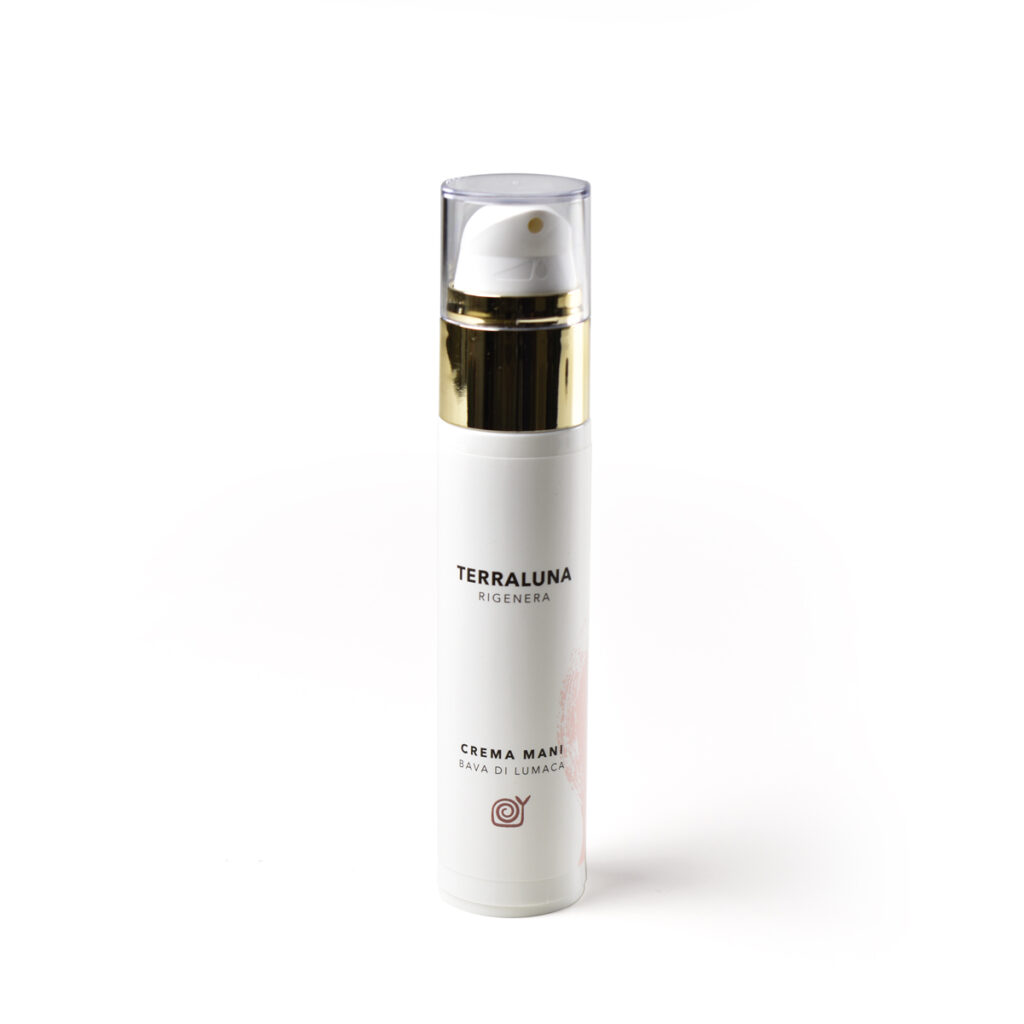 Flacone di crema mani  alla bava di lumaca Terraluna Rigenera, in flacone airless 50 ml